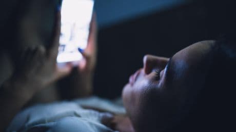 Se scotcher la bouche, garder sa tête suspendue avec une corde... Ces dangereux conseils d’influenceurs pour optimiser son sommeil