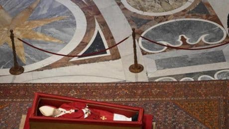 Sor Geneviève, la monja amiga del Papa que se ha saltado el protocolo para llorar su muerte