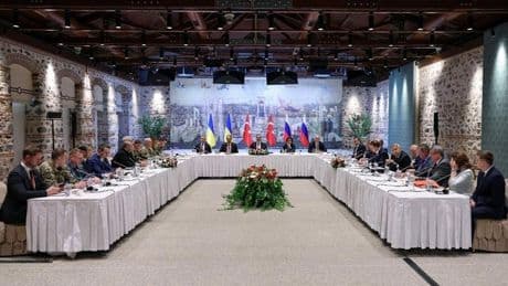 Moscú presiona a Kiev antes de Estambul: exige negociar sin mostrar su plan y condiciona una cumbre con Trump, Putin y Zelenski