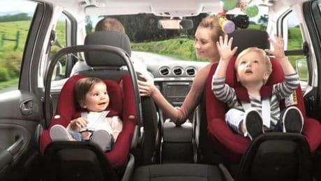 Viaggiare in auto coi bambini in sicurezza: gli errori da evitare e come scegliere e sistemare il seggiolino