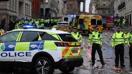 England: Mann fährt bei Meisterfeier des FC Liverpool in Menschenmenge