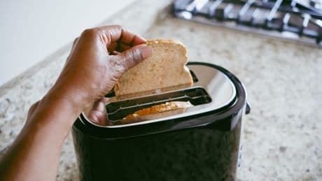 Vorsicht: Darum sollten Sie den Toaster auf keinen Fall ausschütteln