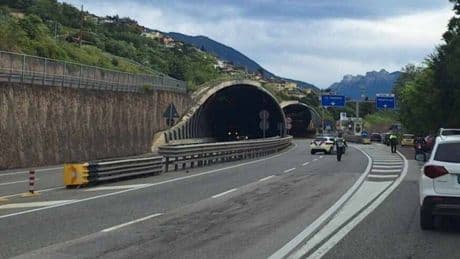 Bimbo di 10 anni corre a zig-zag tra le auto: e l'agente eroe lo salva così