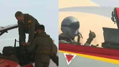 Felipe VI prueba el Pilatus, en el que se formará Leonor, durante el festival aéreo que despide a la Patrulla Águila