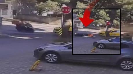 Çarpmanın etkisiyle motosiklet sürücüsü uçtu! O anlar kameralara yansıdı