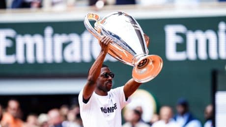 Roland-Garros : «Ici c’est...», euphorique, Ousmane Dembélé présente le trophée de la Ligue des champions sur le court Philippe-Chatrier