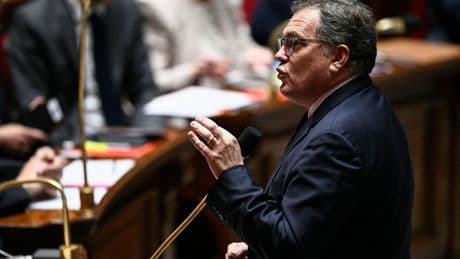 Le ministre des Transports «pas favorable à ce qu’on taxe de nouveau l’avion»