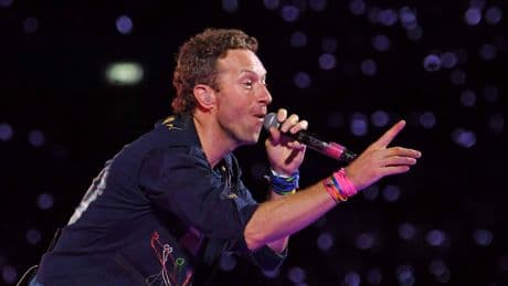 Chris Martin begeleidt huwelijksaanzoek bij Coldplay-concert, maand na ’Astronomer-gate’