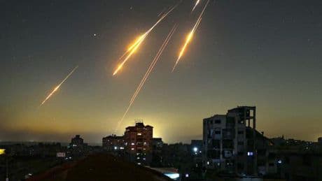 Iranische Raketen durchbrechen Iron Dome – Israelische Kampfjets bombardieren Abschussrampen im Iran