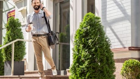 Chino-Hosen bei Amazon: Doppelpack zum Preis von einer sichern
