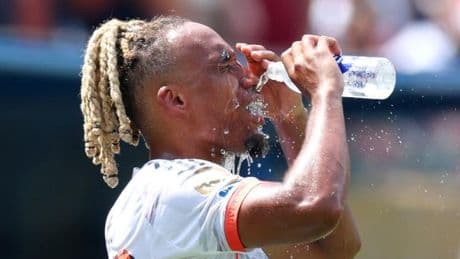 Bayerns Ersatzspieler schauen das Spiel gegen Benfica in der Kabine