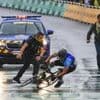Mit Fahrrad im Zielbereich: Sicherheitskräfte stoppen Mann bei Tour de France