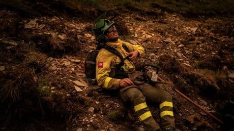 Jornadas de 21 horas sin descanso para apagar fuegos desbocados: “Estamos agotados”