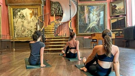 Salutation au soleil devant chefs-d’œuvre : comment le yoga conquiert nos musées
