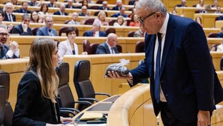Un senador del PP entrega una bolsa de tierra a Aagesen y el PSOE le denuncia por "acoso" e "intimidación": "Es arena tóxica"