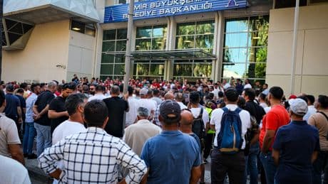 Sefalete mahkum eden bizlermiş gibi