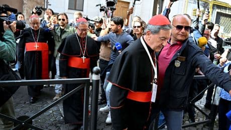Conclave : les cardinaux entrent dans la Chapelle Sixtine profondément divisés