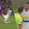 KIJK. Zonder oog voor de bal: Burgess komt goed weg met geel na stevige tackle op kniehoogte