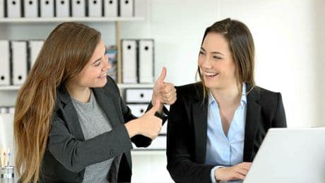 « La flatterie fonctionne toujours avec lui » : quand les compliments deviennent une stratégie de pouvoir