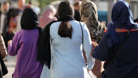 Irán suspende la obligación para las mujeres de llevar el velo islámico en público