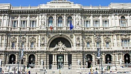 Dipendente malata invia il certificato medico in ritardo e viene licenziata, la Cassazione: «Assenza ingiustificata»