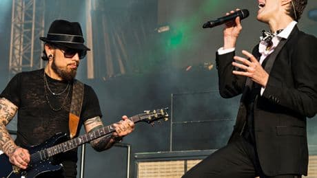 Jane’s Addiction Members Sue One Another After Onstage Fight