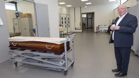 Mortuarium op Schiphol zag nog nooit zoveel overleden jongeren: ’Steeds ouders aan de lijn’