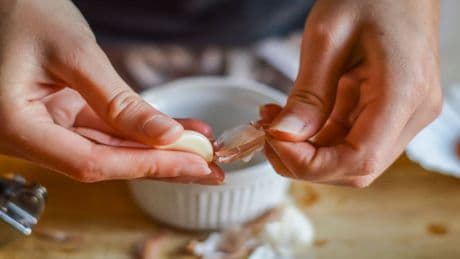Knoblauch richtig zubereiten: Wie Sie diese Fehler in Zukunft vermeiden