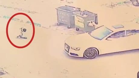Bursa'da otomobilin çarpıp üzerinden geçtiği küçük çocuk ağır yaralandı