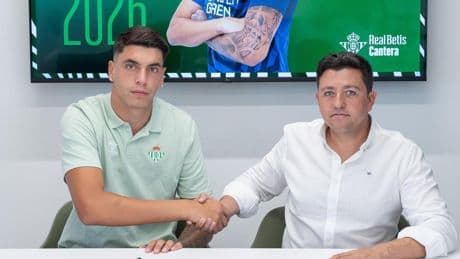 El Betis hace oficial el fichaje del meta rumano Vlad Rafaila