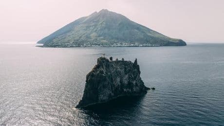 Sur l’île de Stromboli, des légions de chèvres affamées mènent la vie dure aux habitants