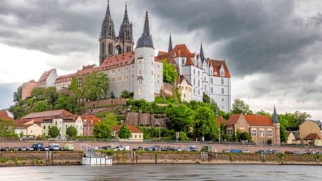OB-Wahl in Meißen | Mit der Schwarzen Sonne in Richtung Rathaus