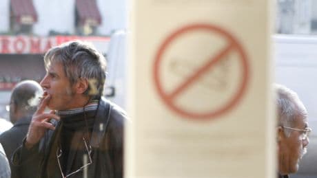 French health ministry extends smoking ban