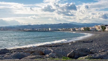 Ni Marbella ni Fuengirola: el pueblo de playas tranquilas y aguas claras poco conocido de Málaga