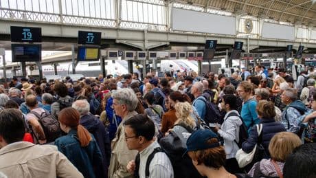 Paris : pagaille à la gare de Lyon, où les trains affichent jusqu’à 4h30 de retard