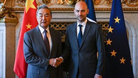 Pékin souffle le chaud avec la France et le froid avec l'Union européenne
