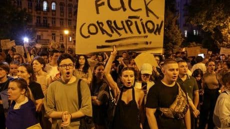 En images. Les Ukrainiens manifestent à Kiev après l’affaiblissement des agences anticorruption