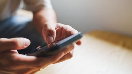 «Vous êtes chez vous ?» : cette nouvelle arnaque par SMS qui cible tous les Français