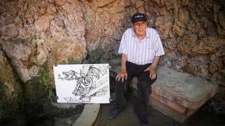 Joan Bueno, el incombustible pintor con 92 años que retrata las calles de Barcelona