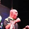 Michael van Gerwen laat met gemiddelde van 112 geen spaan heel van Mike De Decker: ‘Dit was een tijd geleden’