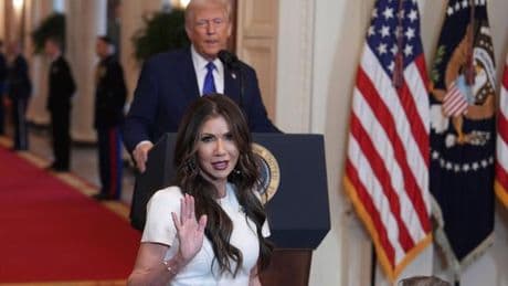 Kristi Noem und Co.: Der Maga-Look der Trump-Frauen: Wenn Stil politisch wird