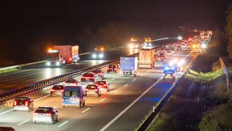 Polizei ermittelt wegen versuchter Tötung - Unbekannte werfen Baumstamm auf Autobahn