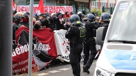 Kölner Demo: Debatte entbrennt über Rechtmäßigkeit des Polizeikessels