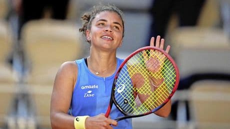VIDEO Jasmine Paolini grijpt in op Roland Garros bij om handdoek vechtende fans