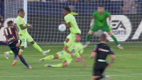 Así fue el penalti por mano de Balde en el Levante - Barça que pitó Hernández Hernández tras revisar la jugada en el VAR