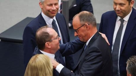 Germania, Merz eletto cancelliere. Scholz il primo a congratularsi, i saluti anche dai leader di Afd