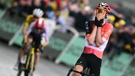 Arensman repite triunfo en La Plagne; Pogacar y Vingegaard llegan tarde