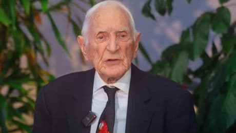Scharffenberg, médico de 102 años: "Sólo como dos veces al día. Desayuno a las 6:30 y como a las 12:30, a partir de ahí, nada"