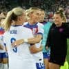 Wiegman met Engeland naar kwartfinales na overtuigende zege op Wales