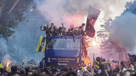 Fenerbahçe Beko, THY Avrupa Ligi şampiyonluğunu taraftarıyla kutladı